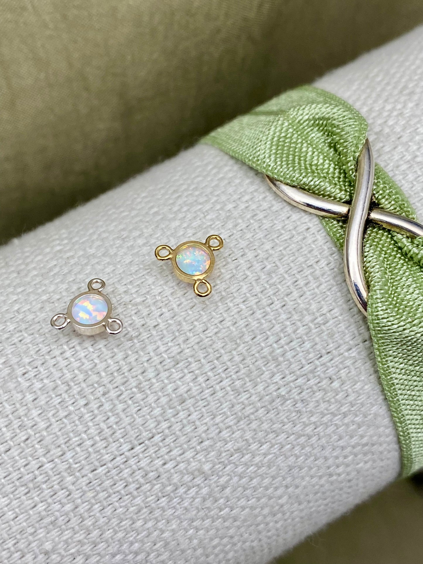 10 - 2 - 6 White Opal Connectors 4mm - 2 Pack - B47